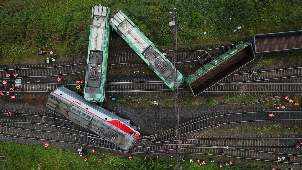 Cyberataki mogą stawić realne zagrożenie np. dla transportu (na zdjęciu wykolejenie się pociągów w Petersburgu w 2020 r.)