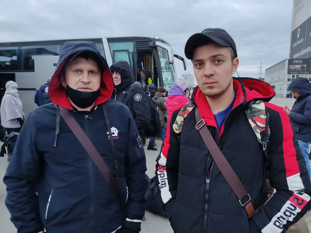 Od lewej - Maks i Artem - jadą na Ukrainę walczyć za swój kraj