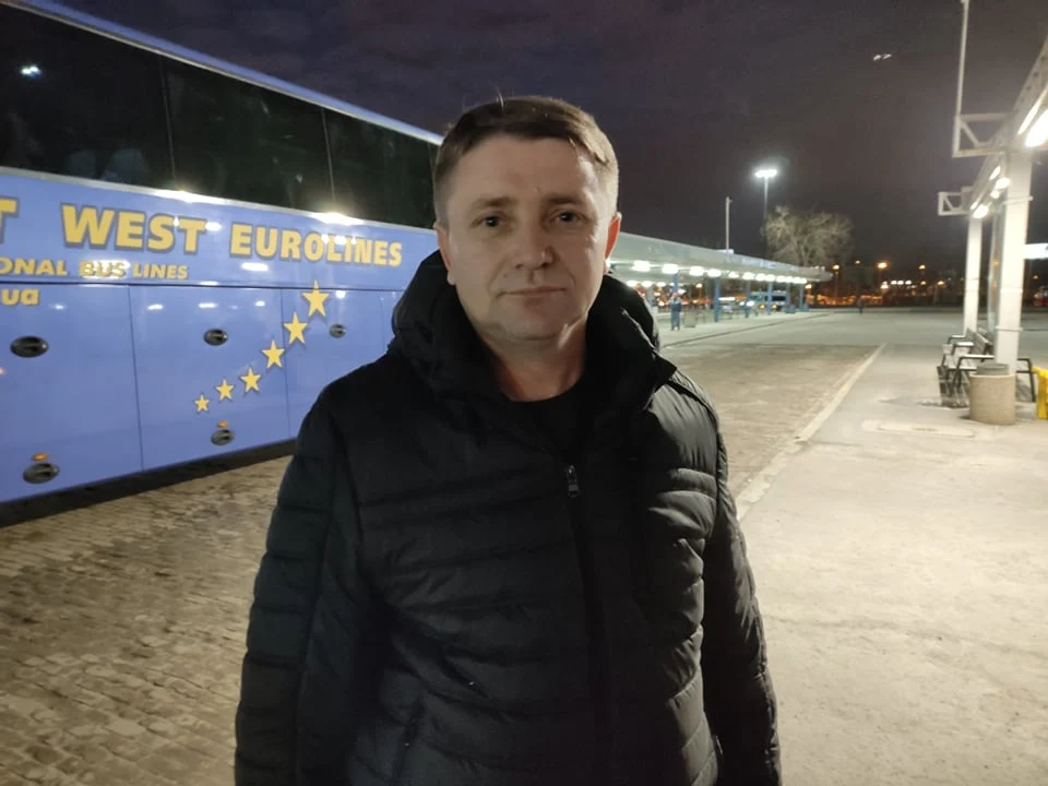Oleksander jest w Polsce zawodowym kierowcą. Oleksander jest w Polsce zawodowym kierowcą.