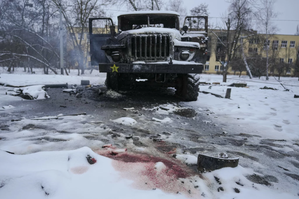 Zniszczony rosyjski pojazd militarny. Zdjęcie zrobione w Charkowie Zniszczony rosyjski pojazd militarny. Zdjęcie zrobione w Charkowie