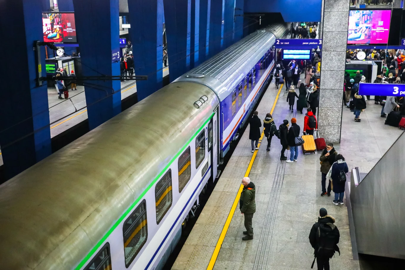 Pociąg PKP Intercity na warszawskim Dworcu Centralnym