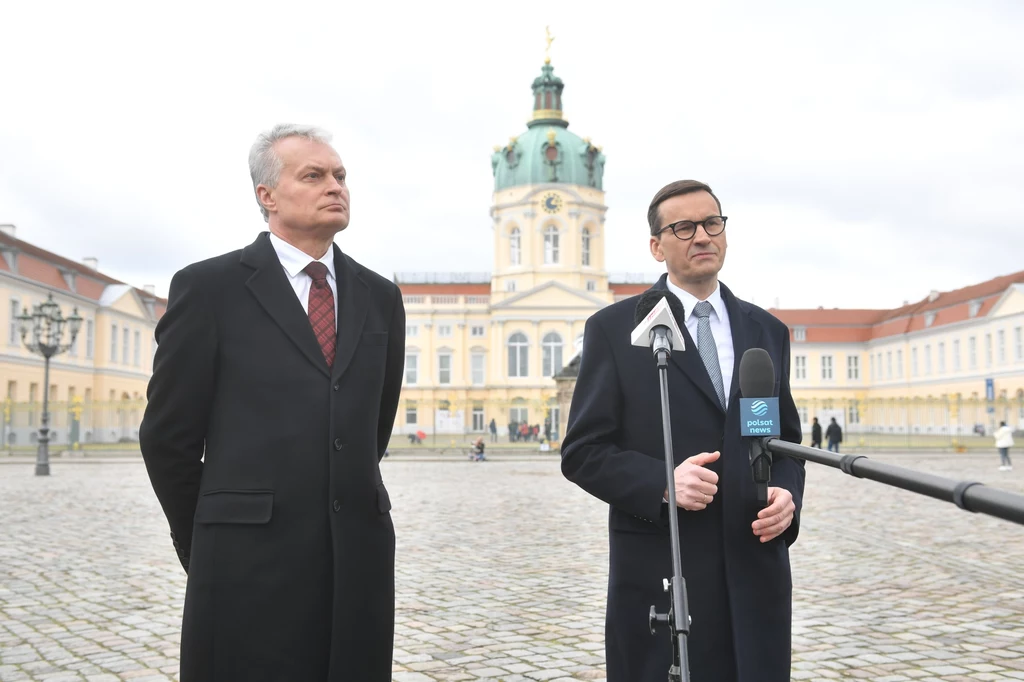 Od lewej: prezydent Litwy Gitanas Nauseda oraz premier Polski Mateusz Morawiecki. Obaj politycy przylecieli do Berlina Od lewej: prezydent Litwy Gitanas Nauseda oraz premier Polski Mateusz Morawiecki. Obaj politycy przylecieli do Berlina