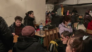 Ukraińcy w schronach dodają sobie odwagi wspólnym śpiewem
