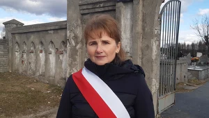 Renata Mauer, dwukrotna mistrzyni olimpijska w strzelectwie pod cmentarzem Łazach po uroczystości pogrzebowej Józefa Zapędzkiego, dwukrotnego mistrza olimpijskiego w strzelectwie