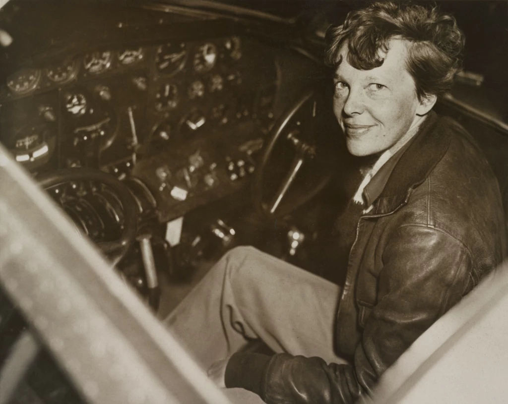 Amelia Earhart jest niezwykłą kobietą w historii lotnictwa