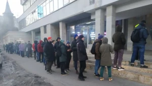 Rosjanie stanęli w kolejkach do bankomatów w Moskwie i innych rosyjskich miastach. Zdj. Screenshot/Twitter/Oles Filonenko