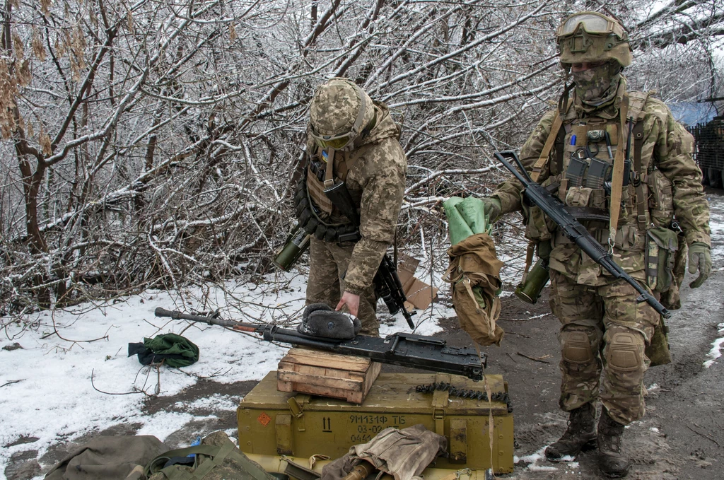 Ukraina. Żołnierze z bronią Ukraina. Żołnierze z bronią