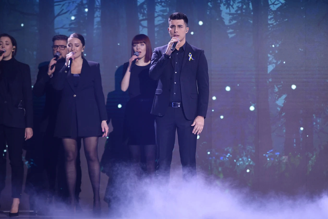 Filip Lato wykonał "Biały krzyż" Czerwonych Gitar.