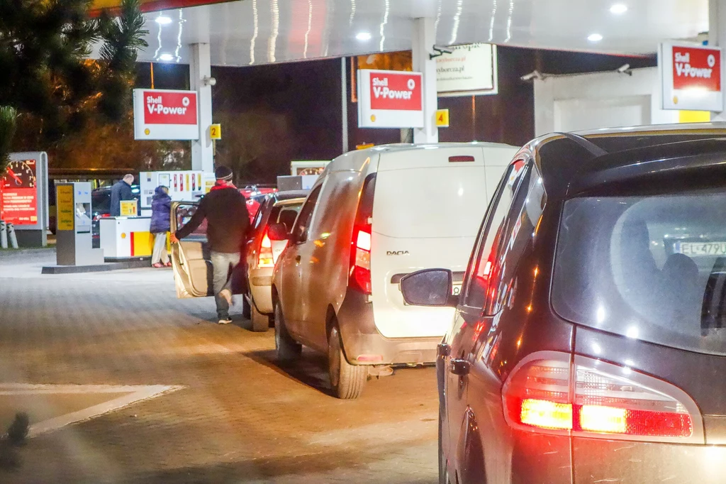 Po chwilowej panice, sytuacja na stacjach się unormowała, ale ceny już mocno poszły w górę. A to nie koniec podwyżek