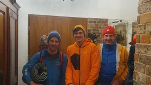 Od lewej: Michał Król, Maciej Kimel i Janusz Gołąb w Chorzowie - przed wylotem na wyprawę 