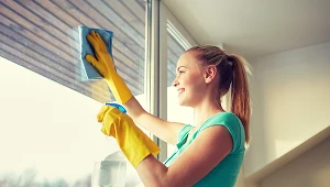 Zapomnij o smugach na oknach. Wystarczą 2 tanie składniki