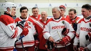 IIHF odbierze agresorowi Władymirowi Putinowi jego ulubioną zabawkę - hokej. Putin 29 grudnia 2021 r. zagrał z gwiazdami ZSRR. Od lewej: Walery Kameński, Wjaczesław Bucajew, Witalij Prochorow, Wjaczesław Fetisow, Aleksander Guskow, Jewgienij Dawidow i Aleksiej Kasatonow.