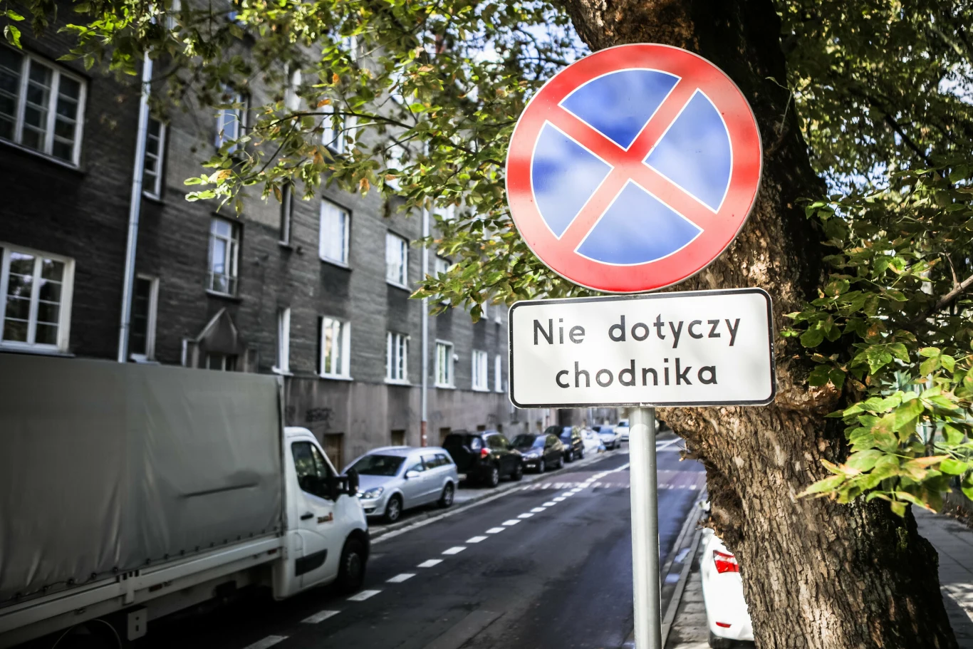 Znak zakaz zatrzymywania się (B-36) często łączony jest z dodatkowymi tabliczkami, pozwalającymi na parkowanie na przykład na chodniku lub w zatoce parkingowej Znak zakaz zatrzymywania się (B-36) często łączony jest z dodatkowymi tabliczkami, pozwalającymi na parkowanie na przykład na chodniku lub w zatoce parkingowej