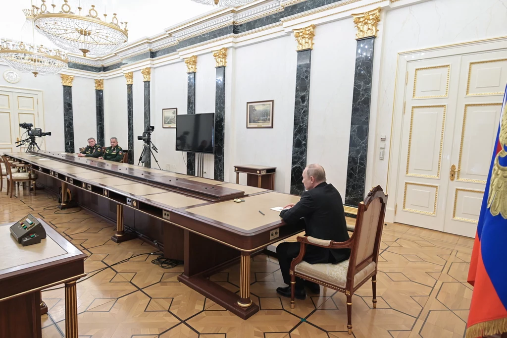 Władimir Putin podczas spotkania z ministrem obrony Władimir Putin podczas spotkania z ministrem obrony