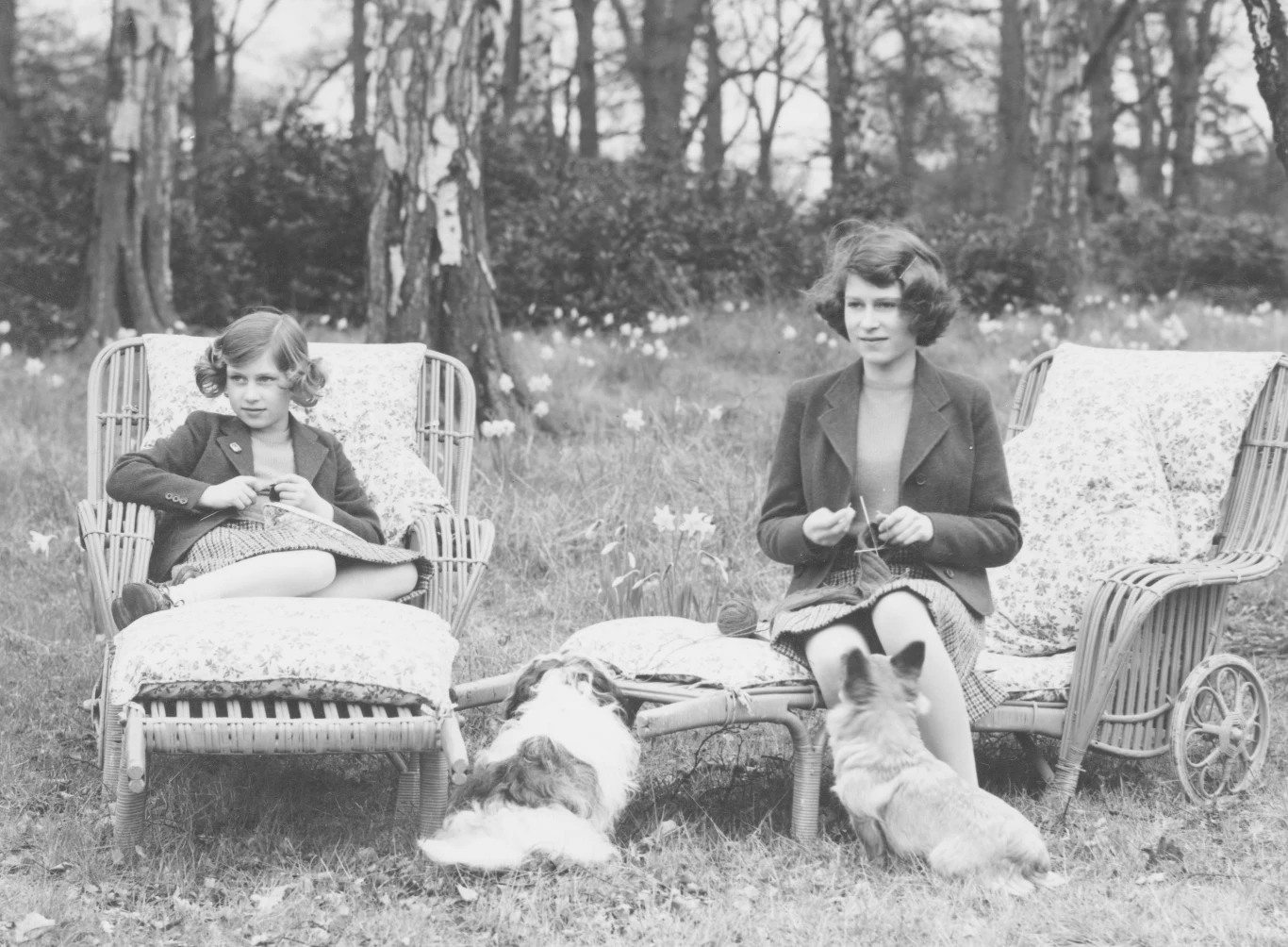 Królowa Elżbieta II i jej siostra, księżna Małgorzata w 1940 roku, podczas II wojny światowej