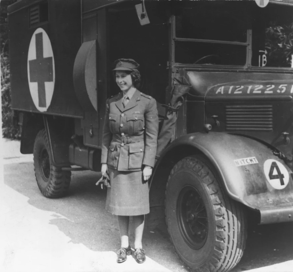 Królowa Elżbieta II w 1945 roku Królowa Elżbieta II w 1945 roku