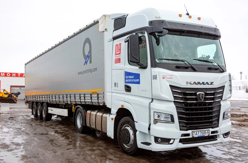 Produkowany w Rosji Kamaz 54901 współdzieli m.in. kabinę z Mercedesem Actrosem