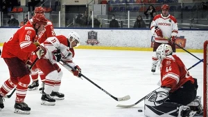 Władymir Putin (w białym stroju), agresją na Ukrainę strzelił samobója nie tylko rosyjskiemu hokejowi, ale całemu rosyjskiemu sportowi