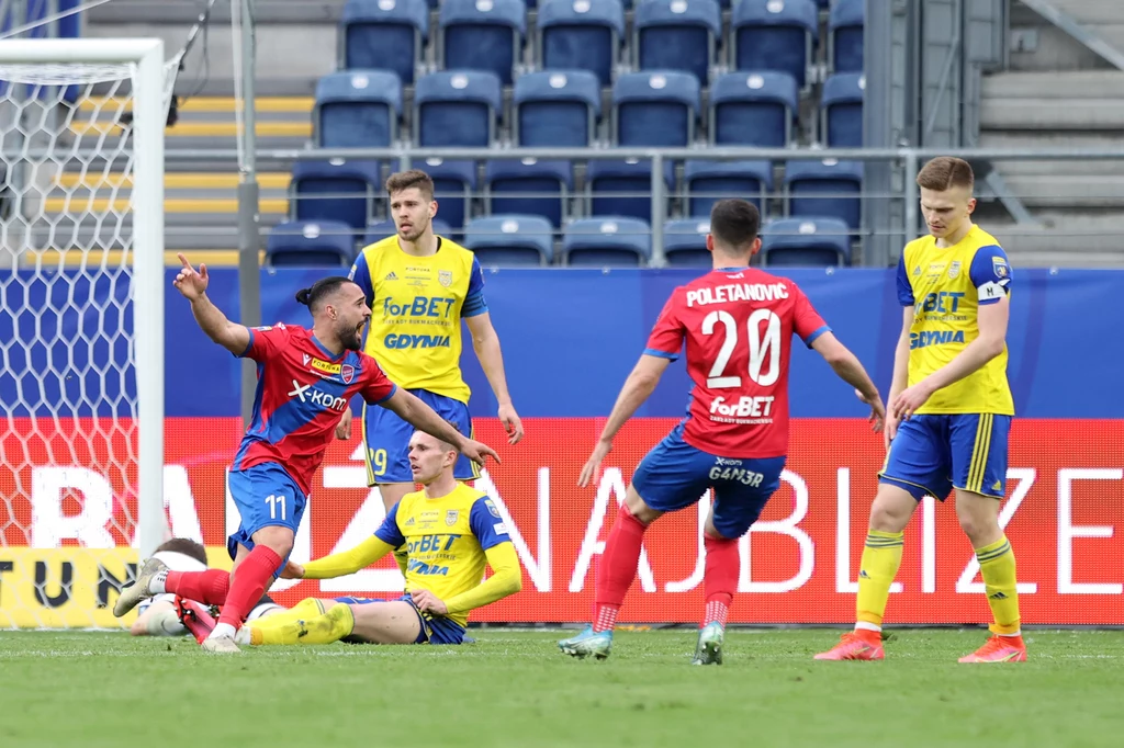 Ivi Lopez zdobywa wyrównującą bramkę dla Rakowa Częstochowa w ubiegłorocznym finale Pucharu Polski z Arką Gdynia