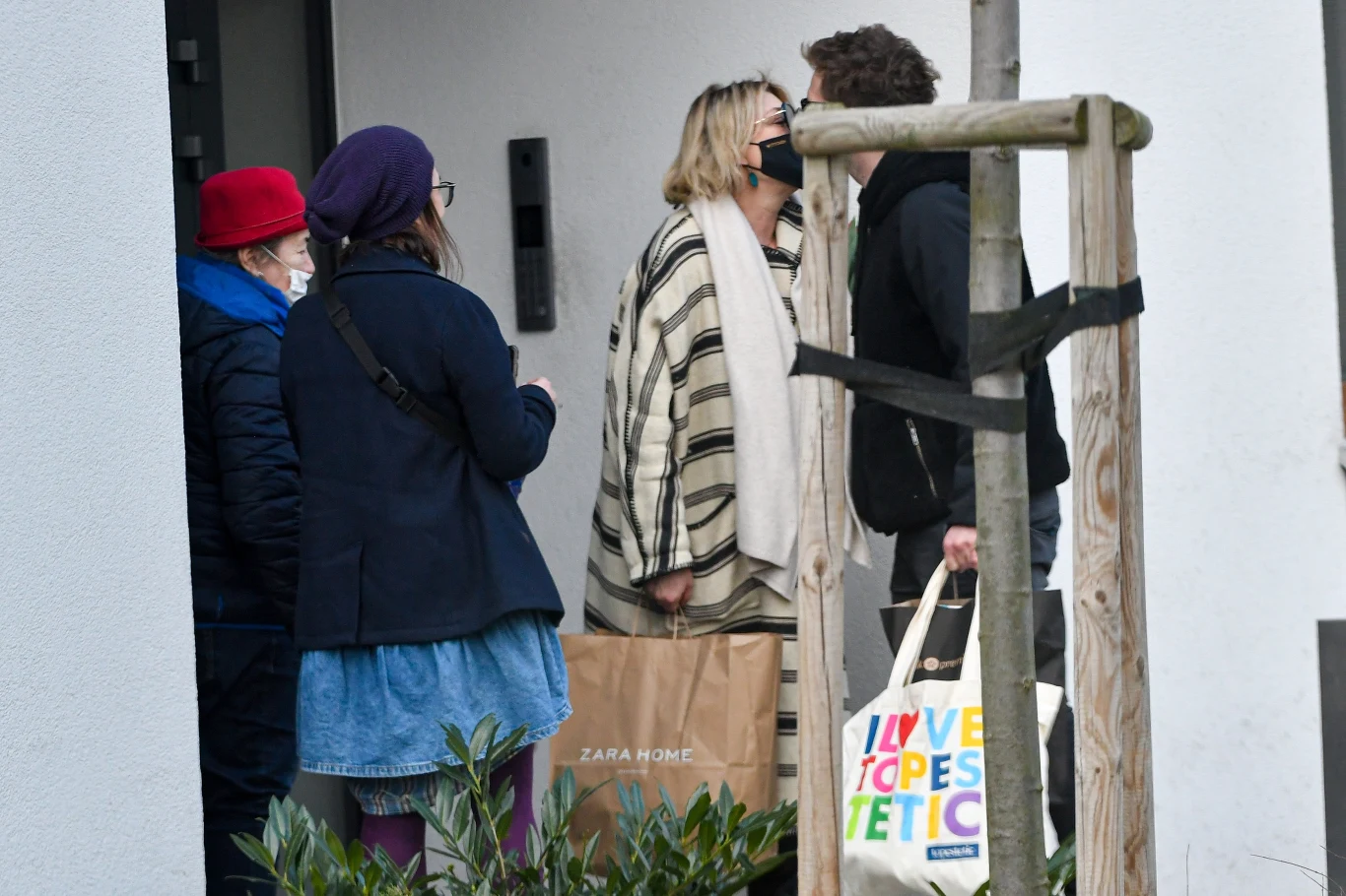 Antek Królikowski z rodziną pod domem Opozdy. Odwiedza synka Vincenta Antek Królikowski z rodziną pod domem Opozdy. Odwiedza synka Vincenta