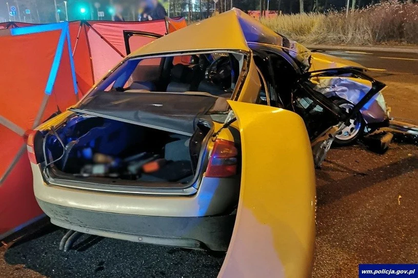 Audi A6 po uderzeniu w bok. Kierująca i pasażer zginęli Audi A6 po uderzeniu w bok. Kierująca i pasażer zginęli