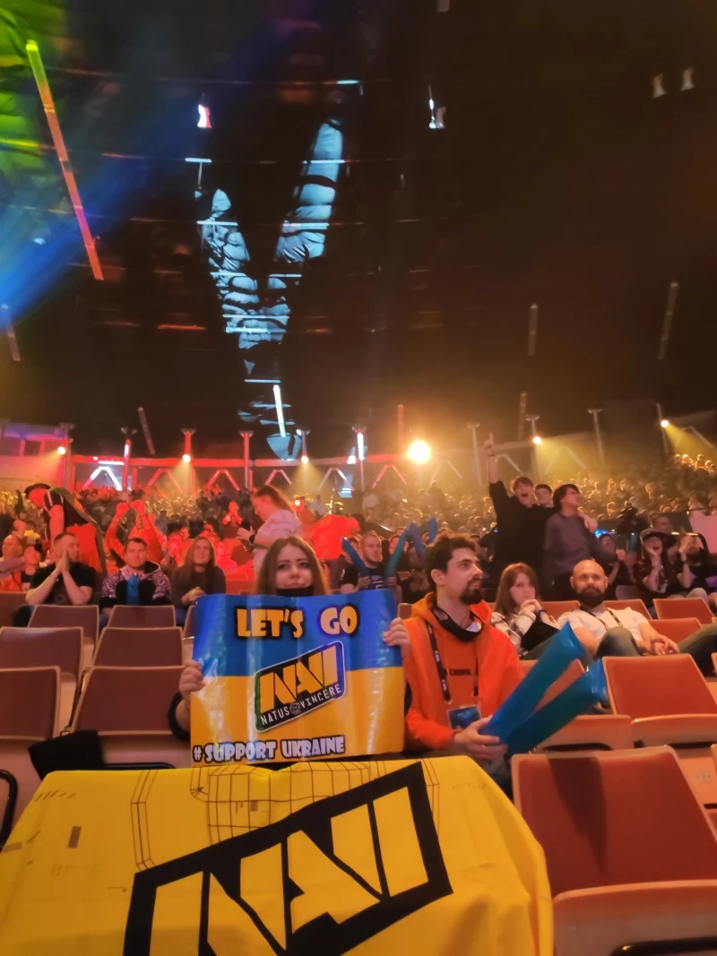 Ukraińskie Natus Vincere otrzymało ogromne wsparcie kibiców. Niestety, drużyna odpadła na etapie półfinału. Ukraińskie Natus Vincere otrzymało ogromne wsparcie kibiców. Niestety, drużyna odpadła na etapie półfinału.