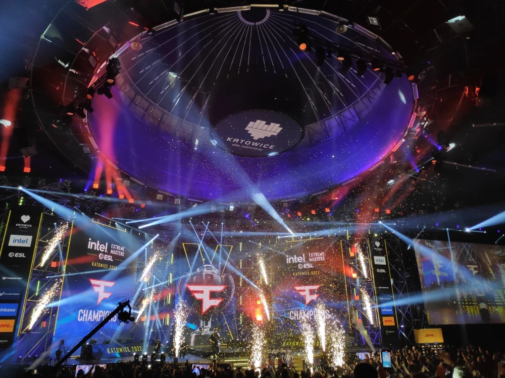 To ogromny sukces międzynarodowej drużyny FaZe Clan, która odniosła triumf na turnieju typu LAN, pierwszy raz od ponad 800 dni. To ogromny sukces międzynarodowej drużyny FaZe Clan, która odniosła triumf na turnieju typu LAN, pierwszy raz od ponad 800 dni.
