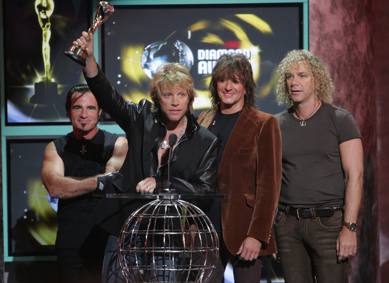 W czasie kariery grupa Bon Jovi wydała 14 albumów studyjnych, a ich dyskografię zamyka album "This House Is Not For Sale" z 2016 roku. Jon natomiast od 25 lat nie wydał premierowego, solowego albumu. Bon Jovi w 2005 roku odbierają "Diamentową" nagrodę za sprzedaż ponad stu milionów płyt.