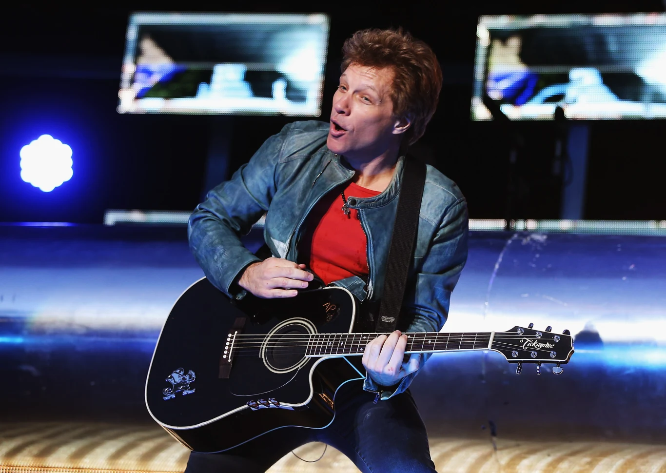 W 1990 roku Bon Jovi spróbował kariery solowej wydając album "Blaze of Glory" oraz singel pod tym samym tytułem. Piosenka doczekała się nominacji m.in. do nagrody Grammy czy Oscara. W brzmieniu odszedł nieco od hard rocka – podobnie było w przypadku jednego z większych przebojów, "Always" (1994). Oba utwory w połączeniu z ckliwym tekstem i teledyskiem, a także wizerunkiem "bad boya" utrwaliły obraz Bon Joviego jako jednego z najseksowniejszych wokalistów w historii rocka. Nawet, gdy ściął włosy, miłośniczki nie przestały go wielbić. Solowa piosenka Jona Bon Joviego została użyta w filmie "Młode strzelby II", a sam muzyk marzył wówczas o aktorskiej karierze. Oprócz swojego debiutu na ekranie właśnie w "Młodych strzelbach" wystąpił gościnnie w kilku innych produkcjach, m.in. w "Seksie w wielkim mieście", "Ally McBeal" czy "U-571". Jon Bon Jovi w 2013 roku.