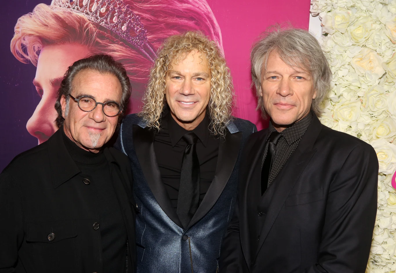 Fani mówią, że Jovi jak wino - z wiekiem jest coraz lepszy. Muzyk kończąc 60 lat jest w naprawdę dobrej formie. Choć w ostatnim czasie opowiadał o swojej walce z depresją, a także koronawirusem, to sądzi, że jest teraz silniejszy, niż kiedykolwiek wcześniej. "Kiedy cię to dopadnie, nie wierzysz nikomu, kto ci mówi, że przez to przejdziesz. Ale gdy ci się uda, możesz spojrzeć na swoje blizny. Z dystansu. A potem możesz powiedzieć: 'OK, przeszedłem przez to. I przyznaję, że było warto'" - opowiadał o zmaganiu się z depresją muzyk. Jon Bon Jovi w 2021 roku.