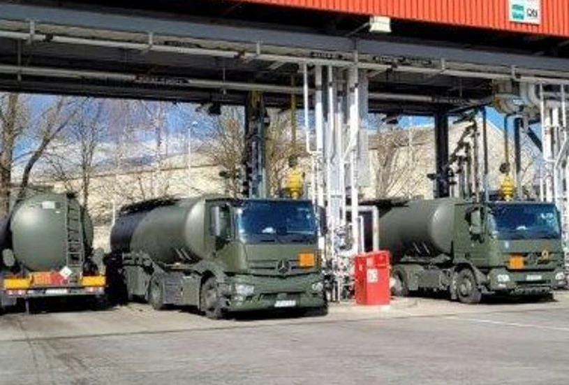 Wojskowe cysterny rozwożą paliwo na stacje paliw Wojskowe cysterny rozwożą paliwo na stacje paliw