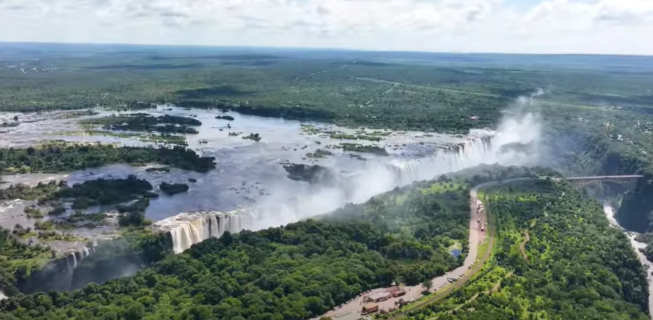 Friz na wycieczce w Afryce. Mógł się utopić! YT @KarolFrizWiśniewski Friz na wycieczce w Afryce. Mógł się utopić! YT @KarolFrizWiśniewski