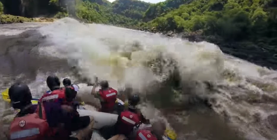 Friz na wycieczce w Afryce. Mógł się utopić! YT @KarolFrizWiśniewski Friz na wycieczce w Afryce. Mógł się utopić! YT @KarolFrizWiśniewski