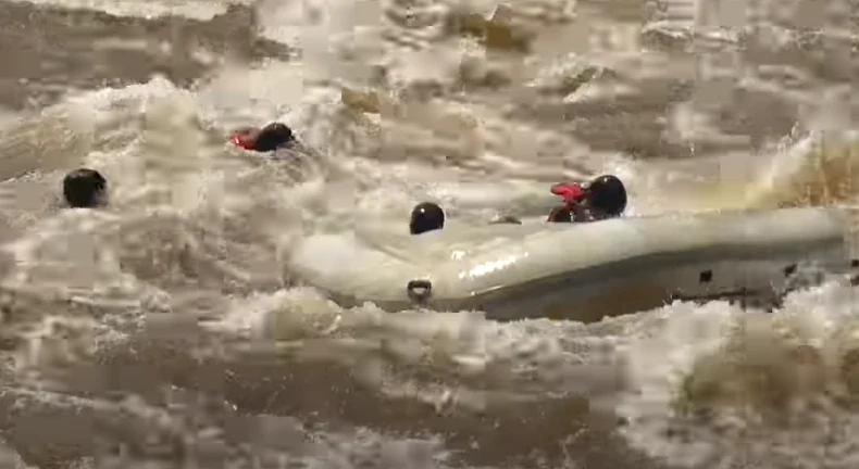 Friz na wycieczce w Afryce. Mógł się utopić! YT @KarolFrizWiśniewski Friz na wycieczce w Afryce. Mógł się utopić! YT @KarolFrizWiśniewski