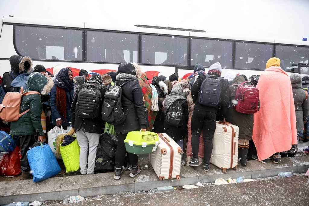 Na przejściach granicznych tworzą się gigantyczne kolejki/Medyka