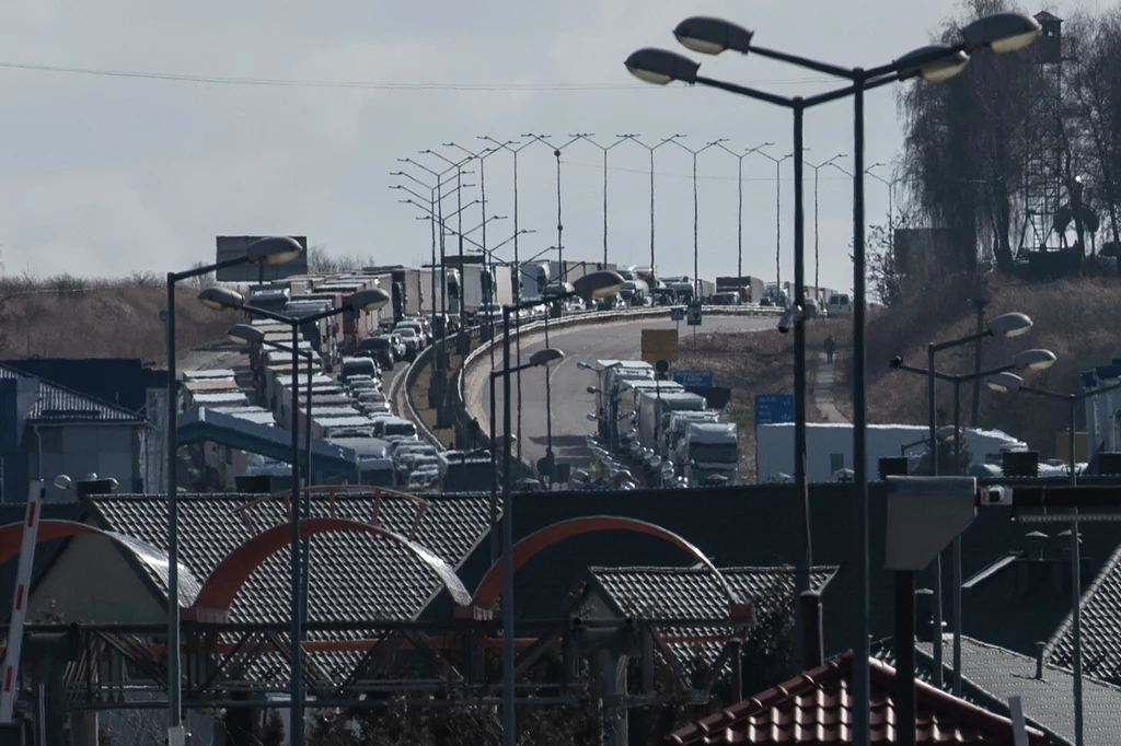 Według przedstawicieli ZMPD na ukraińskim pograniczu na wjazd do kraju czekać może kilkuset polskich kierowców ciężarówek. Na zdjęciu przejście w Hrebennem