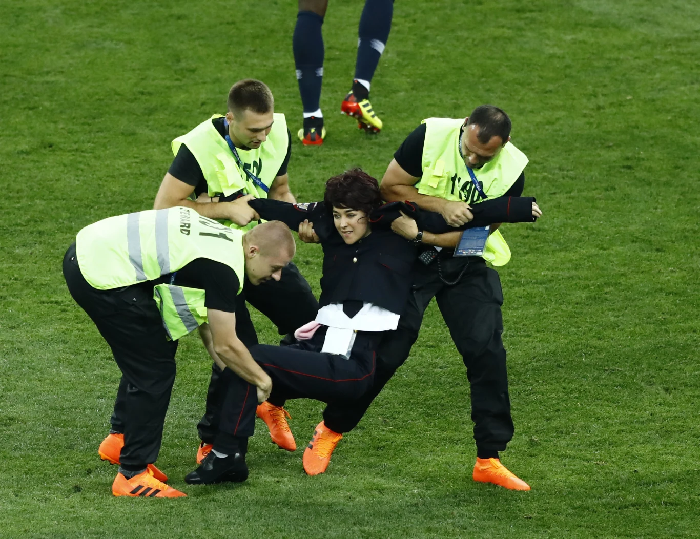 Aktywistka związana z Pussy Riot znoszona z boiska