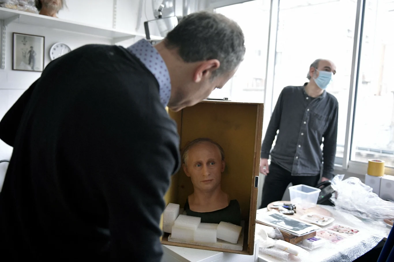 Jeszcze zanim zdecydowano się schować figurę, zdążyła ona zostać kilkukrotnie zaatakowana przez odwiedzających.