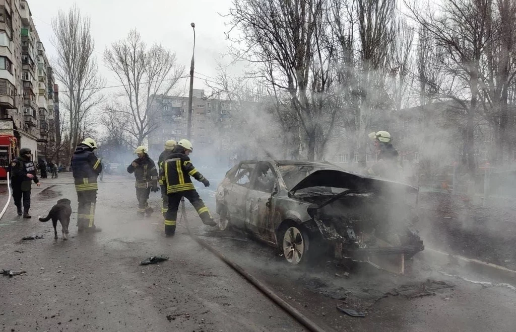 Mariupol. Strażacy gaszą pożar w centrum miastam Mariupol. Strażacy gaszą pożar w centrum miastam