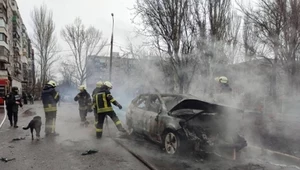 Mariupol. Strażacy gaszą pożar w centrum miastam