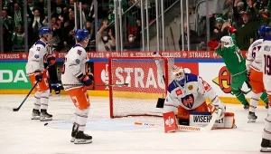 Daniel Zaar (zielony strój) po strzeleniu gola rywalom w finale Hokejowej Lidze Mistrzów