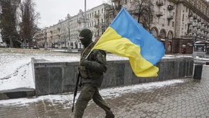 Ukraina. Żołnierz z flagą