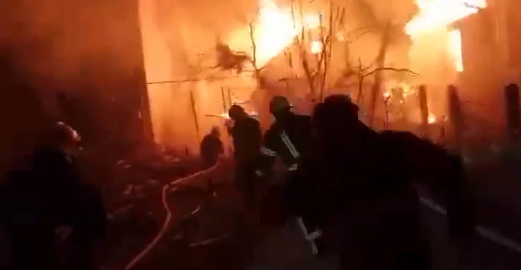 Płonące ruiny budynków mieszkalnym po rosyjskim ostrzale Żytomierza Płonące ruiny budynków mieszkalnym po rosyjskim ostrzale Żytomierza