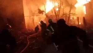 Płonące ruiny budynków mieszkalnym po rosyjskim ostrzale Żytomierza