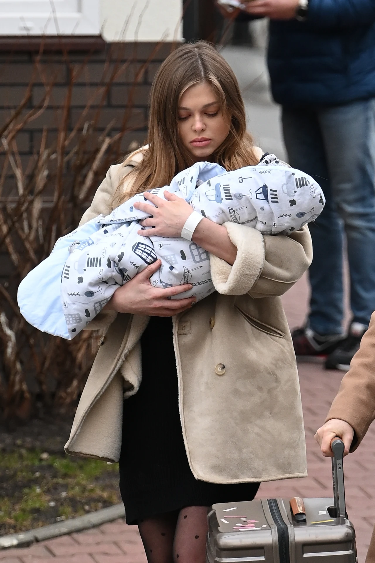 Joanna Opozda samotnie opuszcza szpital z synkiem Joanna Opozda samotnie opuszcza szpital z synkiem