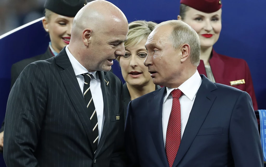 Prezydent FIFA Gianni Infantino w pogawędce z Władimirem Putinem. Rozmowa toczona jest najprawdopodobniej w języku rosyjskim. Prezydent FIFA Gianni Infantino w pogawędce z Władimirem Putinem. Rozmowa toczona jest najprawdopodobniej w języku rosyjskim.