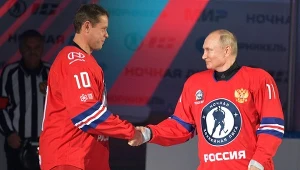 Paweł Bure i agresor na Ukrainę Władymir Putin. Bure nie został zaproszony na posiedzenie IIHF-u, gdy wykluczano Rosję