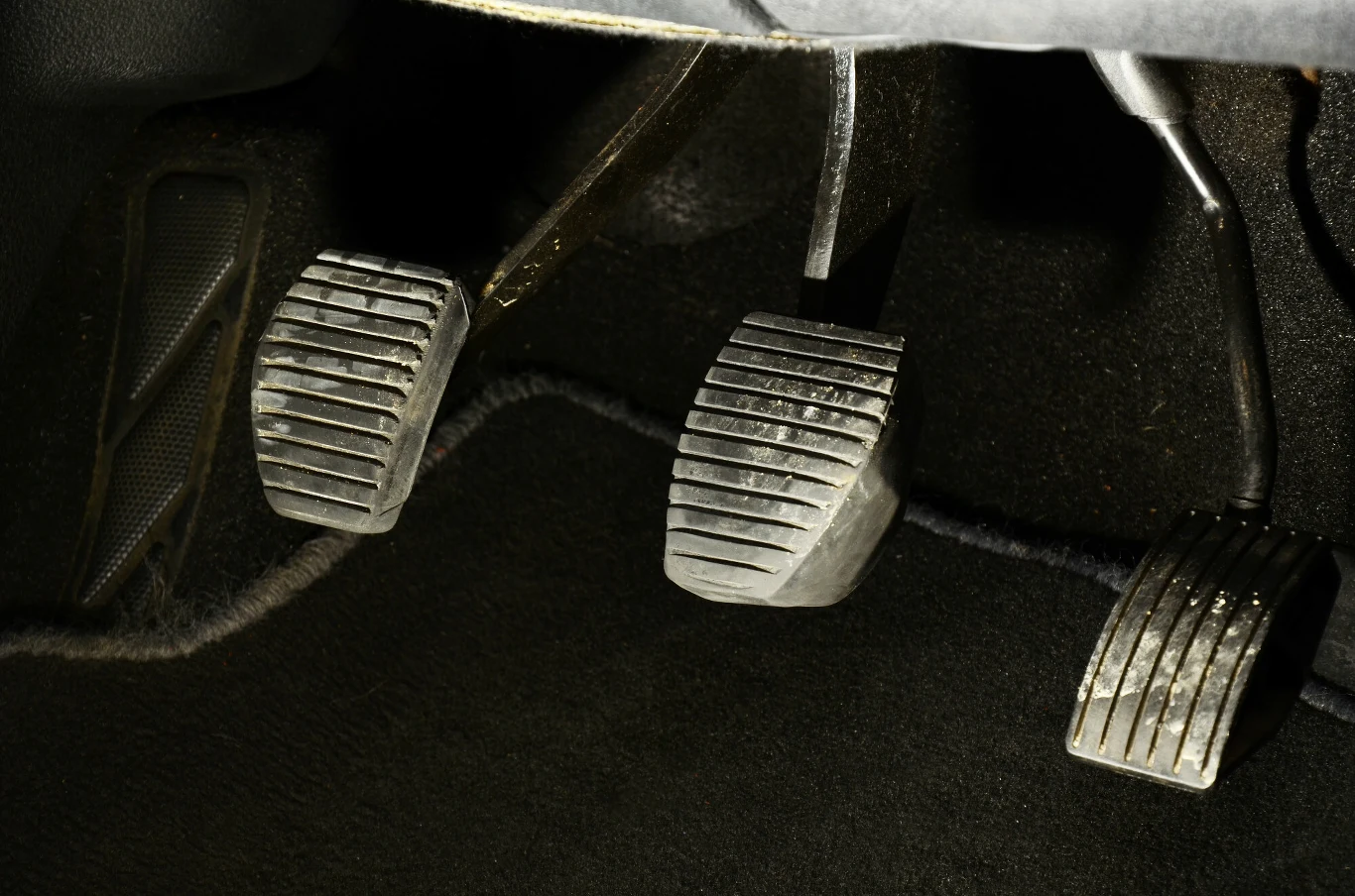 Układ pedałów w samochodzie to podstawowa wiedza, jaką nabywamy na kursie jazdy Układ pedałów w samochodzie to podstawowa wiedza, jaką nabywamy na kursie jazdy