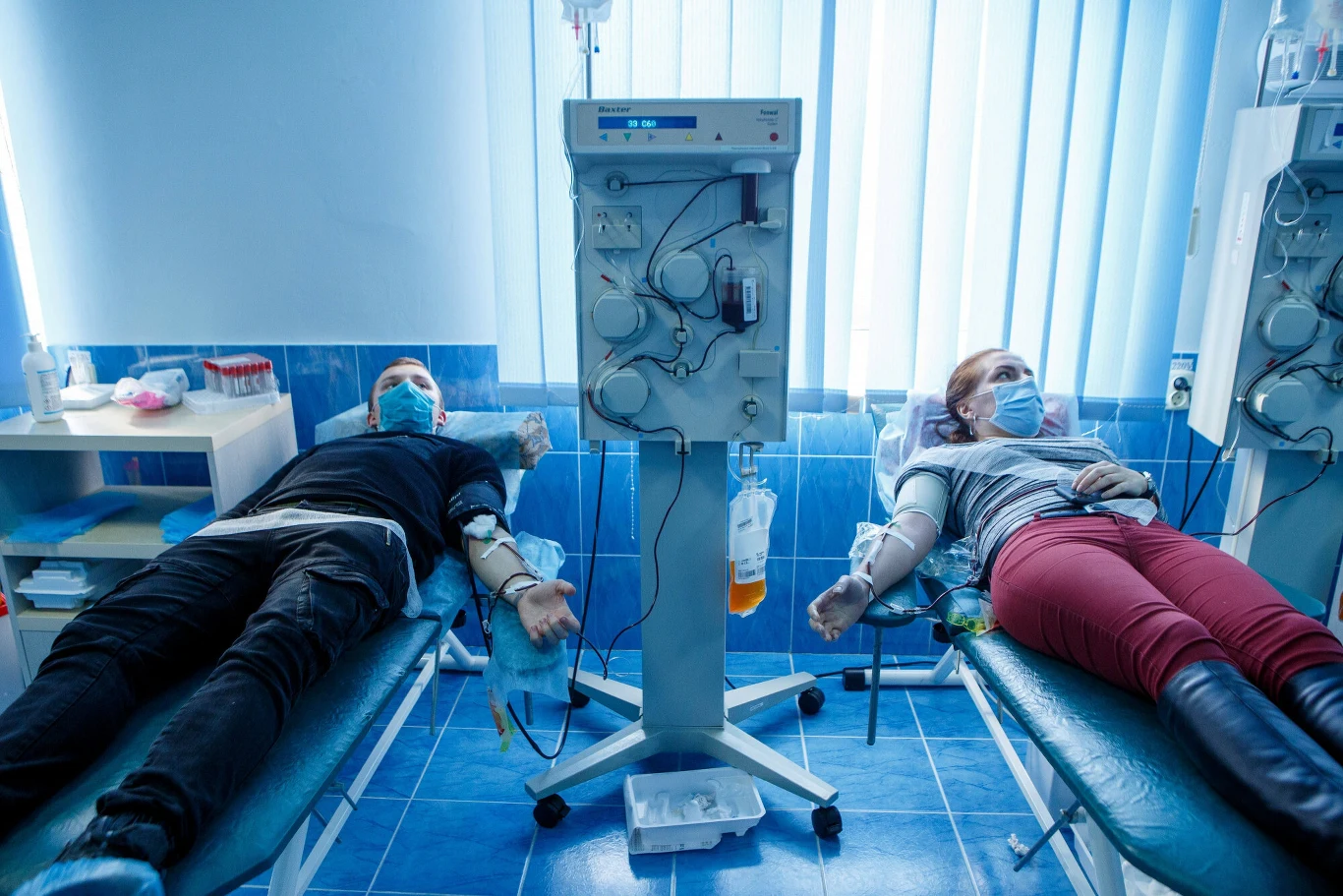 Na zdj. obywatele Ukrainy, którzy odpowiedzieli na apel prezydenta Wołodymyra Zełenskiego. Przed wieloma punktami obserwowano ogromne kolejki