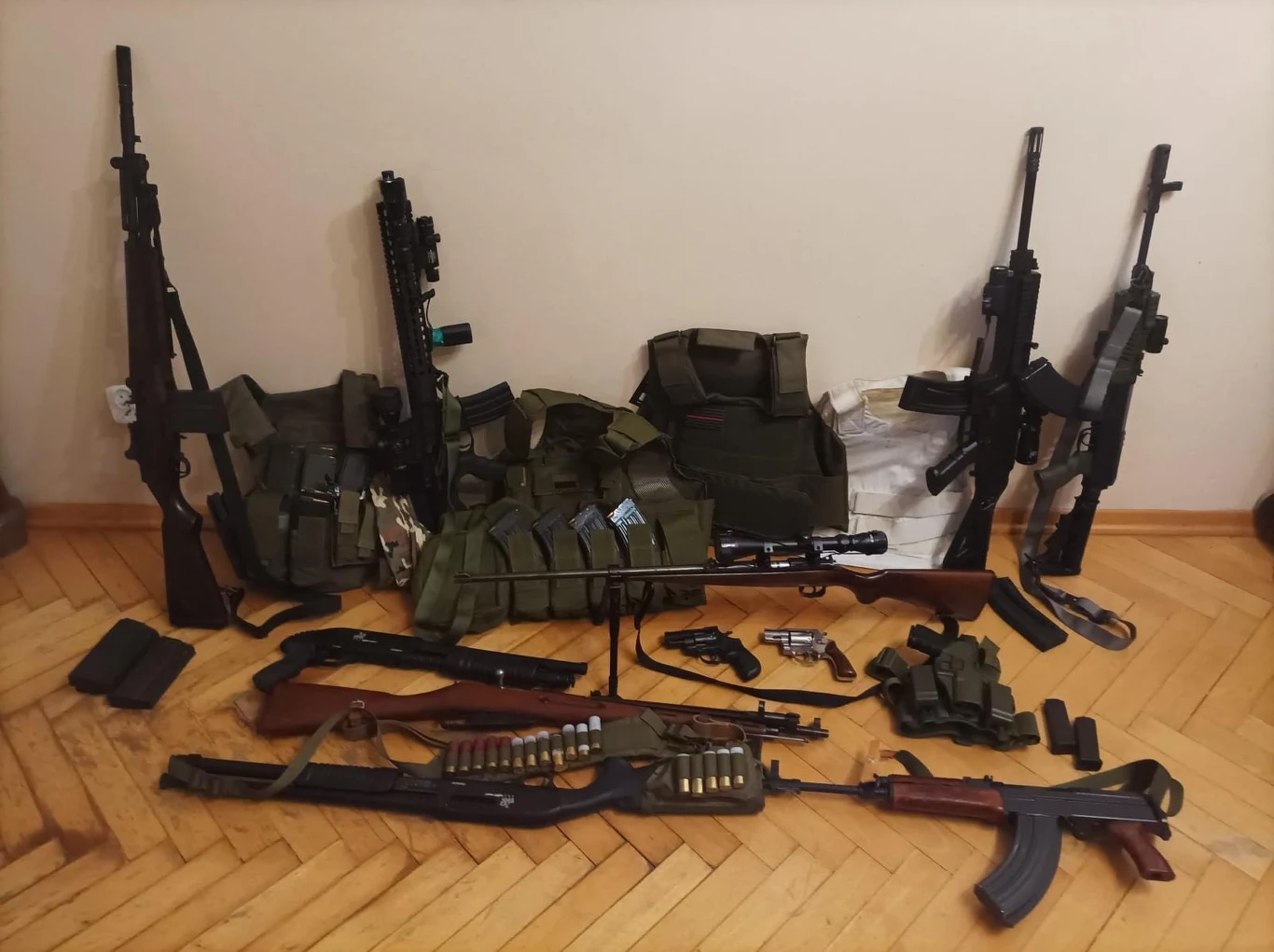 Jarosław Jakimowicz ma w domu składnicę broni Jarosław Jakimowicz ma w domu składnicę broni